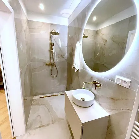 Stylish 3 Bedroom In The Hearth Of Center With History Bratislava