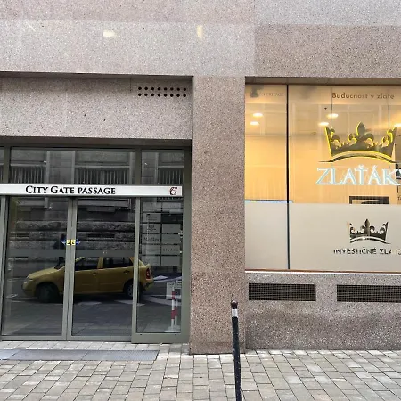 Stylish 3 Bedroom In The Hearth Of Center With History Apartmán *