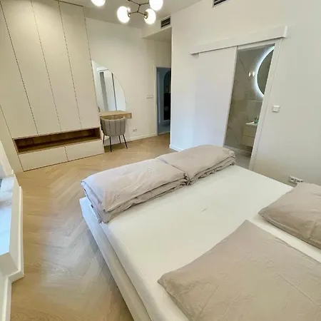 Stylish 3 Bedroom In The Hearth Of Center With History Apartmán *