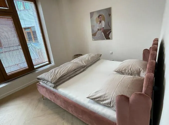 Stylish 3 Bedroom In The Hearth Of Center With History Apartment