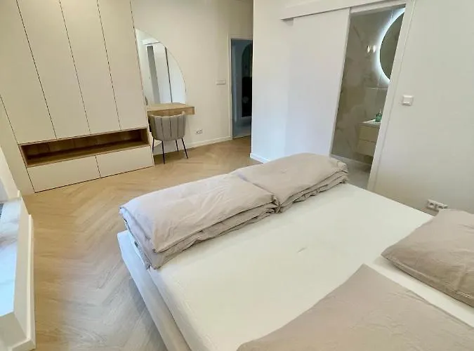 Stylish 3 Bedroom In The Hearth Of Center With History Apartment *