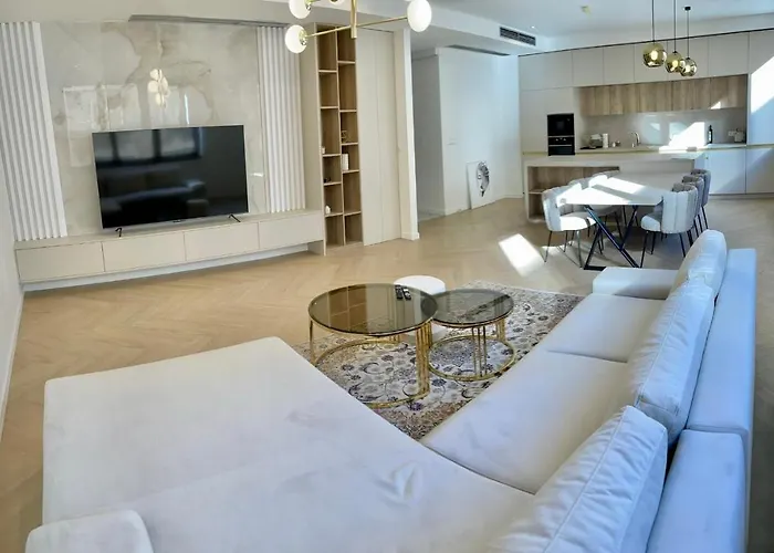 Apartment Stylish 3 Bedroom In The Hearth Of Center With History